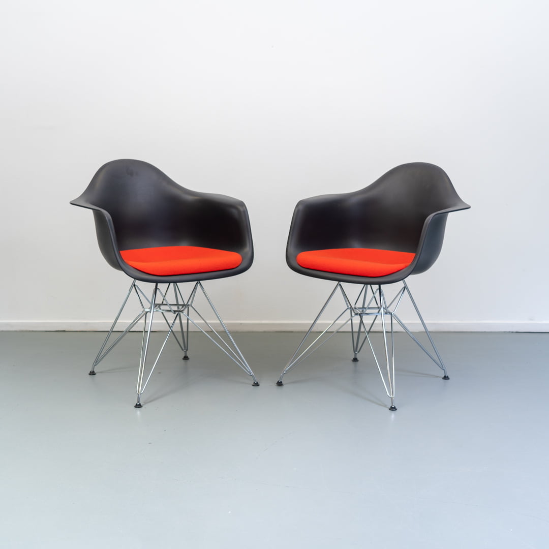 Echt bros Fobie 3 Vitra Eames DAR stoel Zwart met Rood kussen - Zillions: nieuw en gebruikt  design meubilair en stoelen