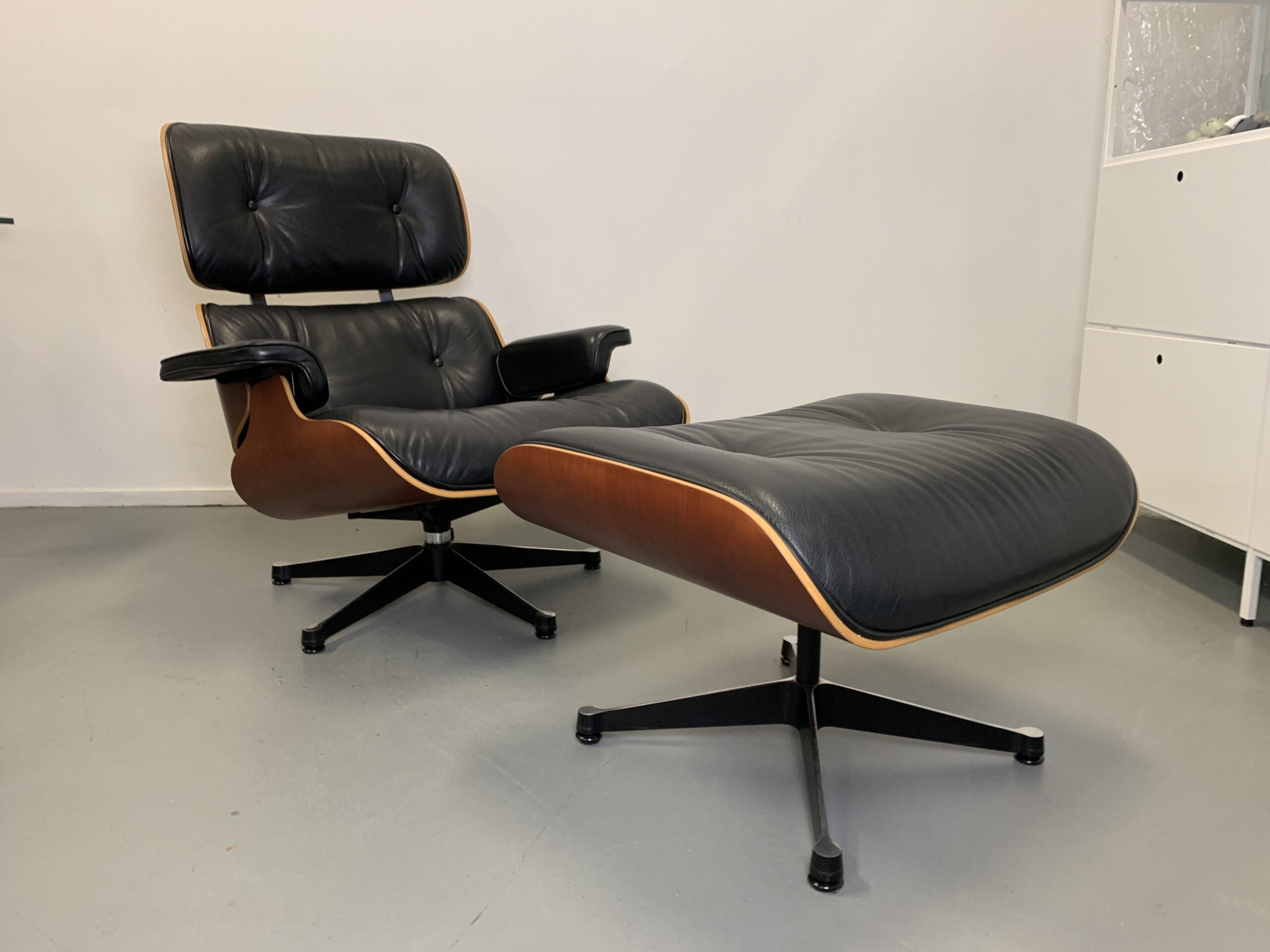 1 Vitra Eames XL Lounge Chair + Ottoman Kersenhout