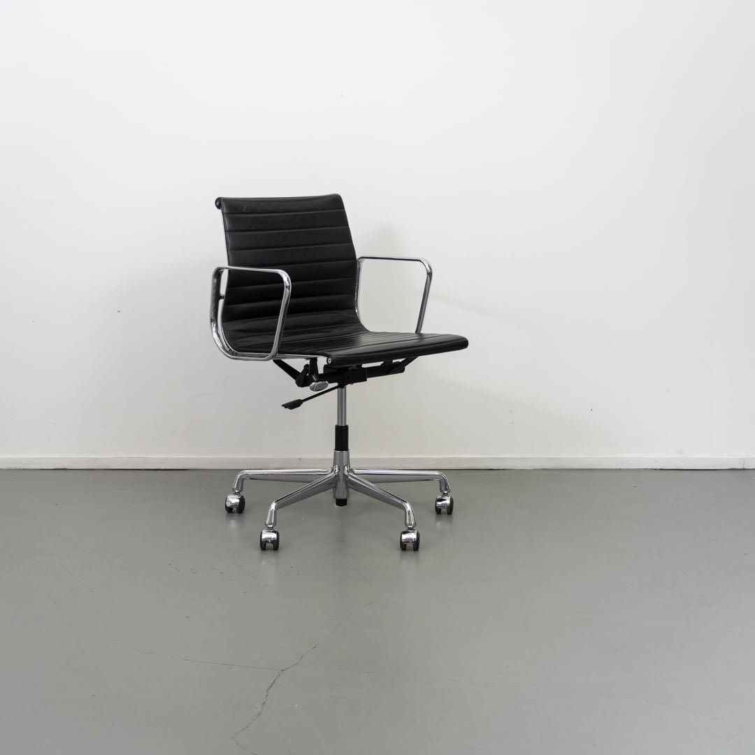 Vitra Eames Ea117 bureaustoel Zwart Leer