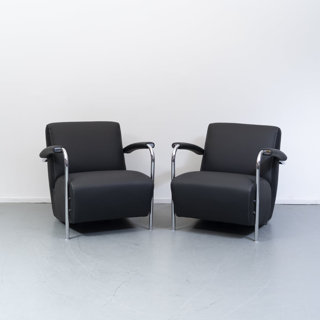 2x Leolux Scylla fauteuils zwart leder – chromen buisframe