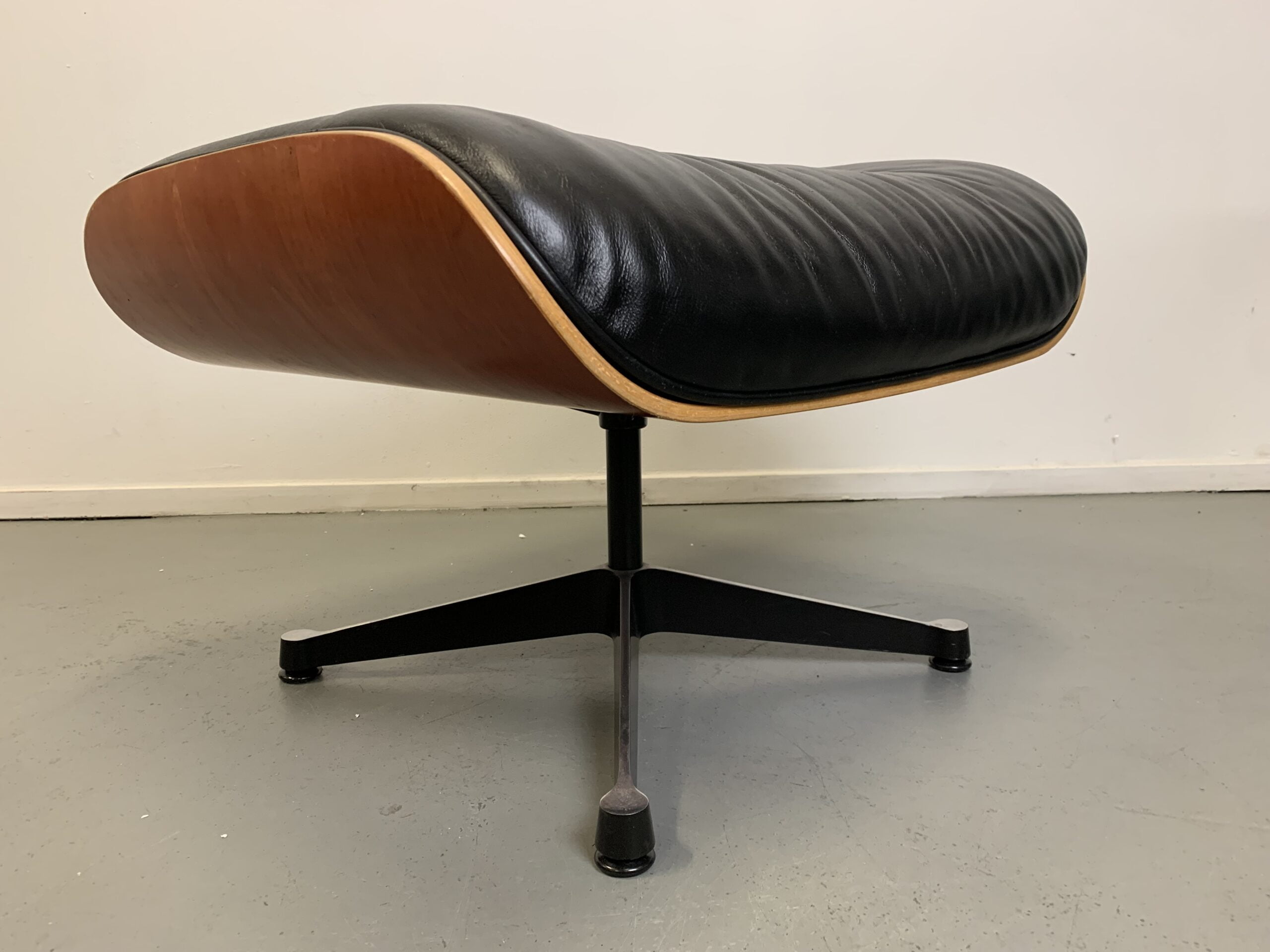 1 Vitra Eames Ottoman t.b.v Lounge Chair