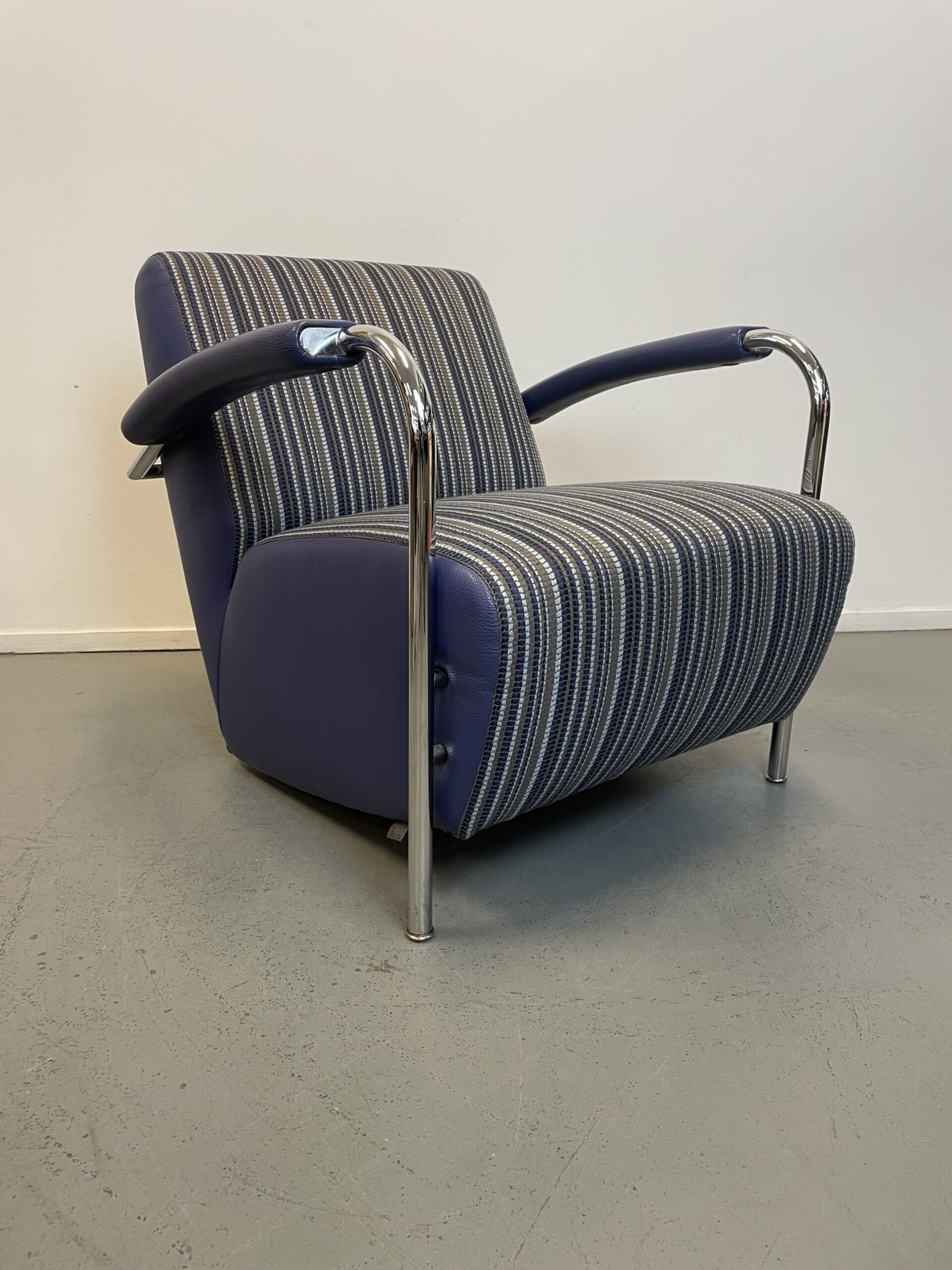 Leolux Scylla fauteuil blauw/wit gestreept
