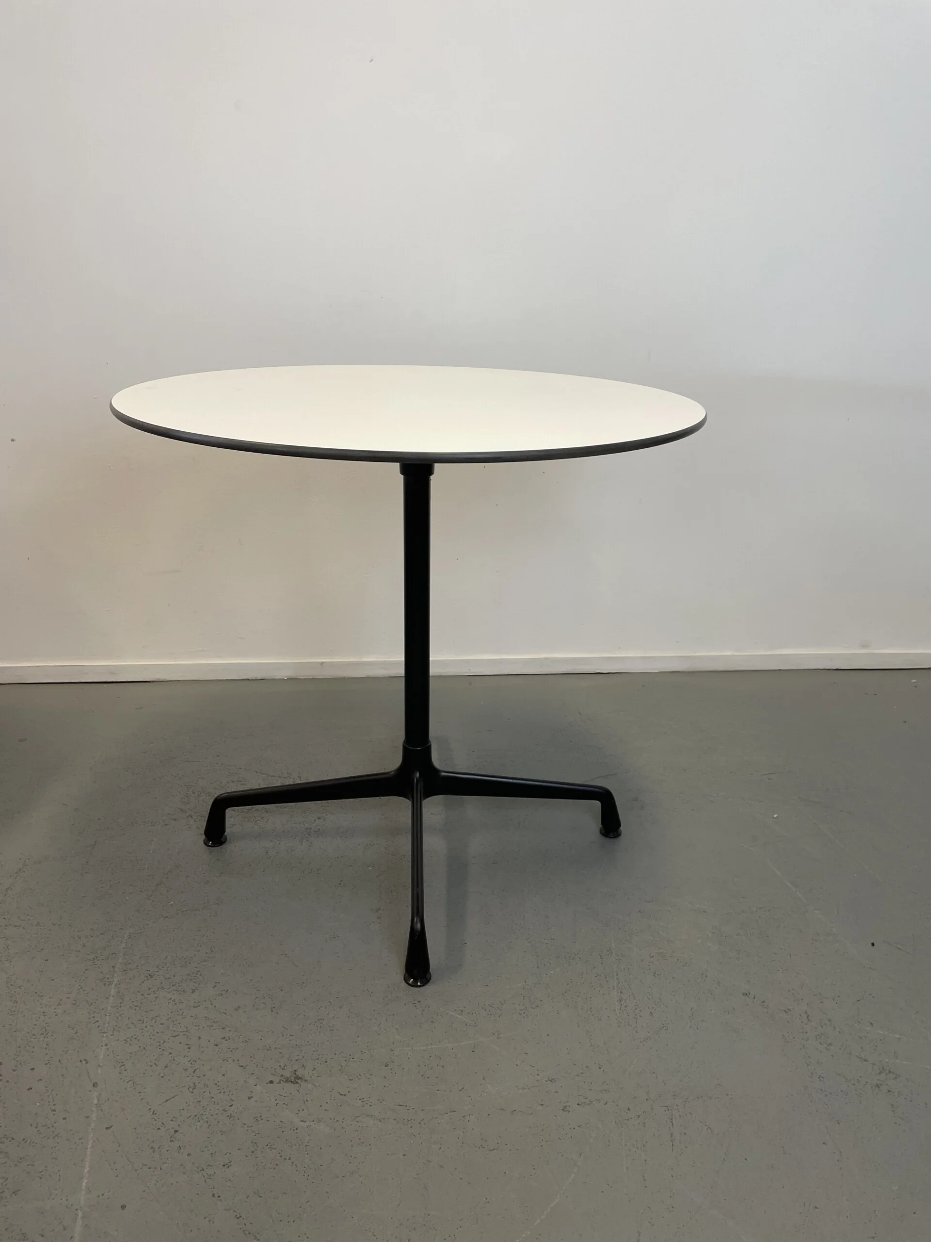 Vitra Eames Contract table rond 70cm Wit