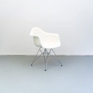 Vitra Eames DAR Kuipstoel Wit - Chroom Eiffelonderstel