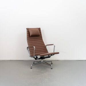 Vitra Eames EA 124 Fauteuil Bruin Leer - Chroom
