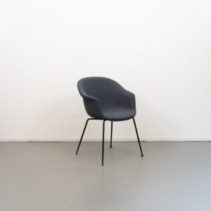 Gubi Bat stoel Blauw stof Nieuw
