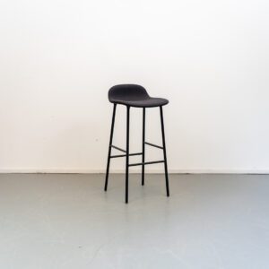 Normann Copenhagen Form Kruk Zwart staal Gestoffeerd Nieuw