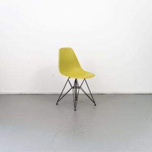 Vitra Eames DSR stoel mosterdgroen - zwart frame