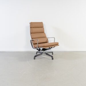 Vitra Eames EA222 Fauteuil Softpad Camel - Chroom