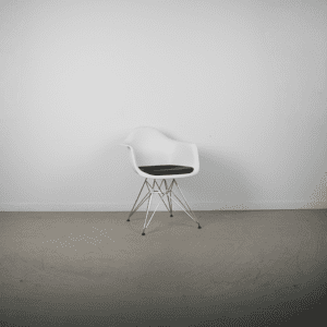 Vitra Eames DAR Kuipstoel Wit/Zwart – Chroom