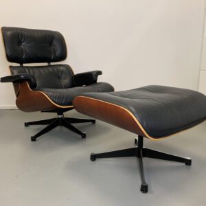 Vitra Eames Lounge Chair + Hocker Zwart Leer - Kersenhout showroom model