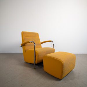 Leolux Scylla fauteuil met hocker geel leer en stof chroom