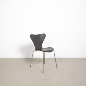 Fritz Hansen Series 7™ Stoel 3107 Donkergrijs – Chroom