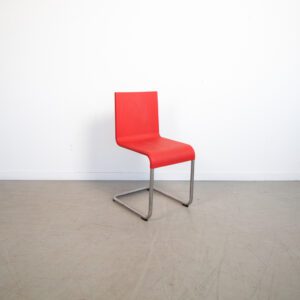 Vitra .05 stoel van Maarten van Severen in rood kunststof met roestvrij stalen sledeframe