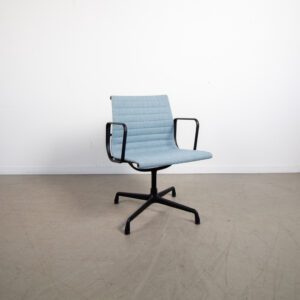 Vitra Eames EA108 conferentiestoel lichtblauw hopsak met zwart aluminium frame