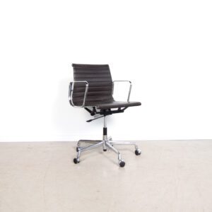 Vitra Eames EA117 bureaustoel donkerbruin leer met verchroomd onderstel