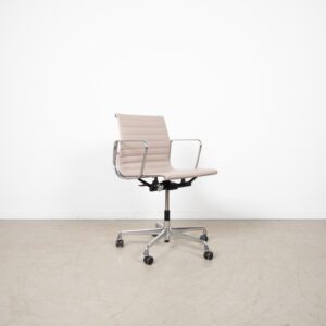 Vitra Eames EA 117 Bureaustoel Wit Leer – Chroom Onderstel