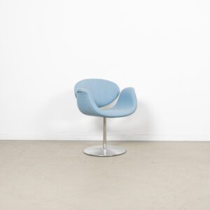 Artifort Little Tulip Fauteuil Lichtblauw Stof