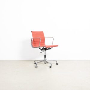 Vitra Eames EA117 Bureaustoel Lichtrood Stof - Aluminium