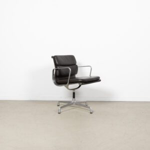 Vitra Eames EA208 Bureaustoel Zwart/Donkerbruin Leer - Aluminium