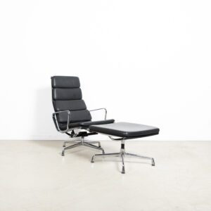 Vitra Eames EA222 Fauteuil Zwart Leer + Hocker