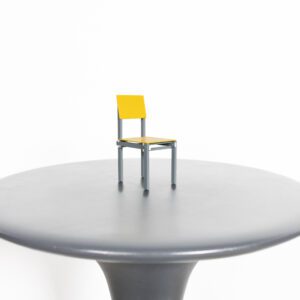 Vitra Rietveld Militaire Stoel Miniatuur Okergeel/Antraciet Hout