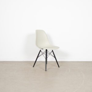 Vitra Eames DSW Stoel Parchment Kunststof - Zwart