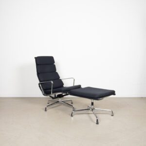 Vitra Eames EA 222 Fauteuil Donkerblauw Hopsak + Hocker