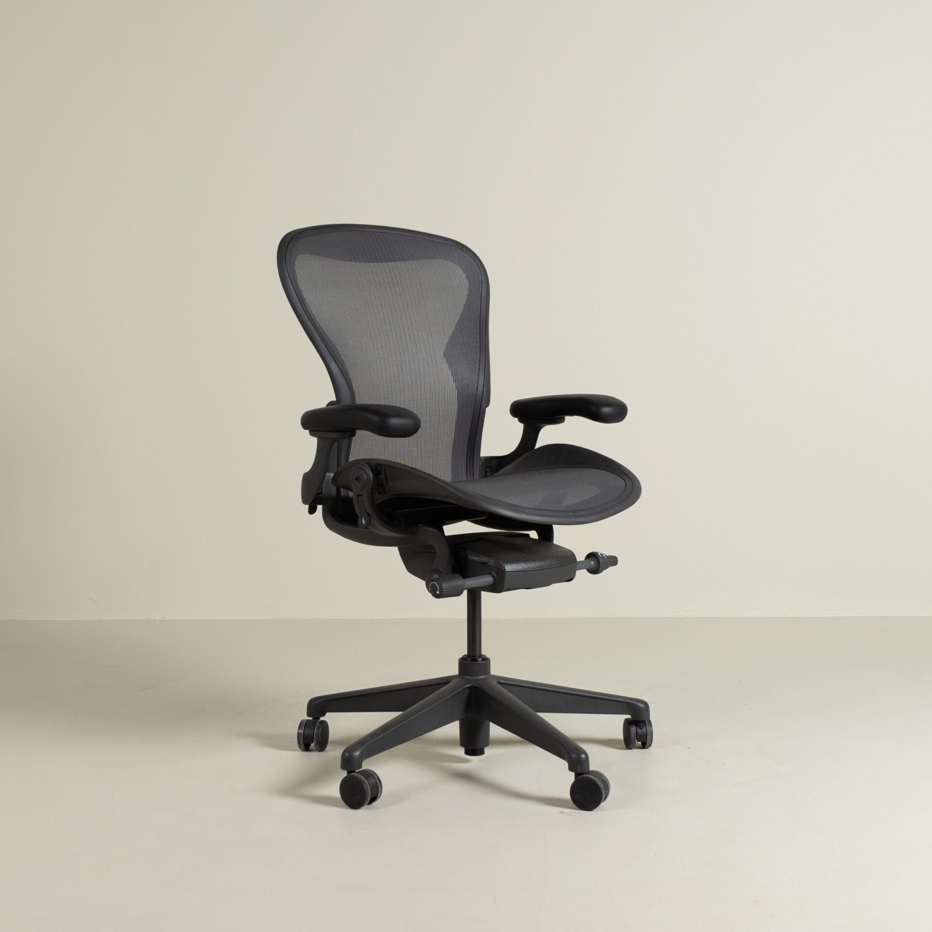 Herman Miller Aeron Graphite Maat B - Graphite