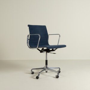 Vitra Eames EA117 Bureaustoel Blauw Stof - Chroom