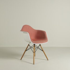 Vitra Eames DAW Stoel Koraalrood/Wit Stof/Kunststof - Hout